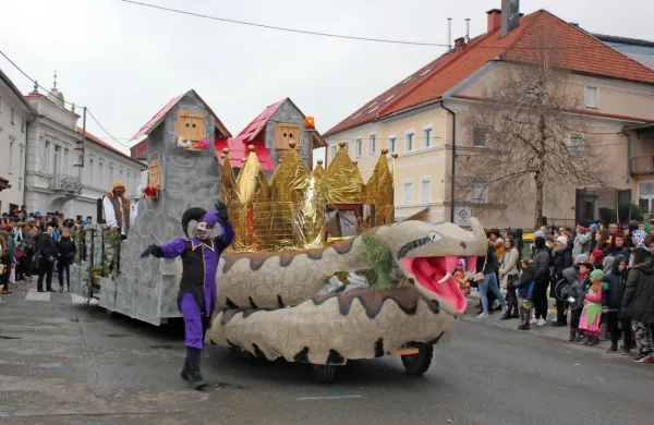 S svojimi pustnimi norčijami so obiskovalce nasmejali letošnji 
zmagovalci, vselej izvirni in duhoviti člani PGD Postojna, ki v 
pripravo na povorko vložijo zelo veliko truda in časa.