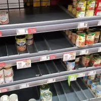 Slovenci v strahu pred koronavirusom že množičneje po zaloge v trgovine