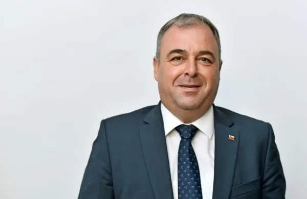 Vodja poslanske skupine SDS Danijel Krivec je predsedniku 
republike Borutu Pahorju danes posredoval njihov predlog za 
imenovanje prvaka SDS Janeza Janše za mandatarja.