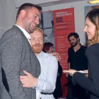 “Zdaj je naš, ne damo ga!” Videti je, kot bi igralec Rok Matek 
novinarki in voditeljici Televizije Koper Karin Sabadin rekel prav 
to, ko je potegnil k sebi njenega bivšega šefa Mateja Sukiča, ki ni 
več odgovorni urednik TV Koper-Capodistria, temveč organizator 
kulturnih dejavnosti v Gledališču Koper.