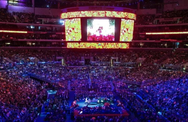 V nabito polni dvorani Staples center so se s  spominsko slovesnostjo poslovili od tragično preminulega zvezdnika košarkarske lige NBA Kobeja Bryanta in njegove 13-letne hčerke 
Gianne.