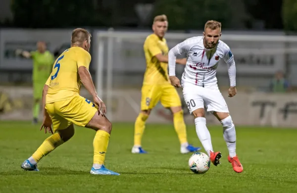 Tekmo je v prid sežanskega moštva odločil Stefan Stevanović (v 
beli opremi).