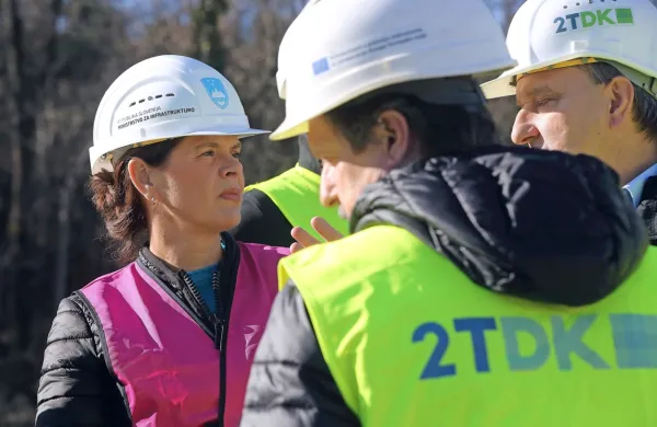 Projektna družba za izgradnjo drugega tira med Divačo in Koprom 
2TDK je s podjetjem Kolektor CPG sklenila aneks v višini 551.000 
evrov, namenjen financiranju izgradnje začasne obvoznice mimo 
vasi Beka.