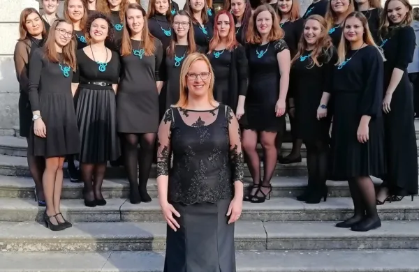   Pevke iz Kopra  z zborovodkinjo Andrejo Štucin Cergol pred puljskim Domom hrvaških veteranov   