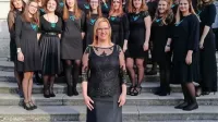   Pevke iz Kopra  z zborovodkinjo Andrejo Štucin Cergol pred puljskim Domom hrvaških veteranov   