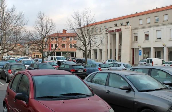 Pomanjkanje parkirišč je še vedno  velika težava v mestu. 