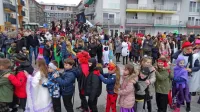 Približno 350 učencev in učiteljev se je včeraj popoldne sprehodilo 
od šole v Hrpeljah do trga pri knjižnici na Kozini. 