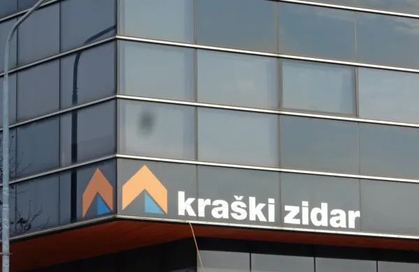 Nekdanjemu direktorju Kraškega zidarja  in  takratnemu vodji 
ekonomsko finančnega sektorja  podjetja specializirano tožilstvo 
očita oškodovanje upnikov. 