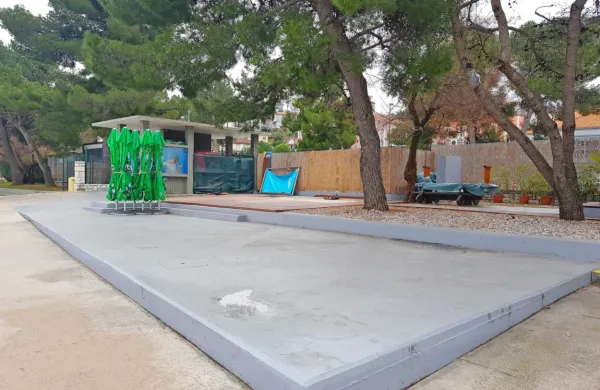 Najem  betonske podlage, zelenice in manjšega skladišča na 
kopališču v Žusterni je po oceni cenilca vreden najmanj 31.600 
evrov na leto.