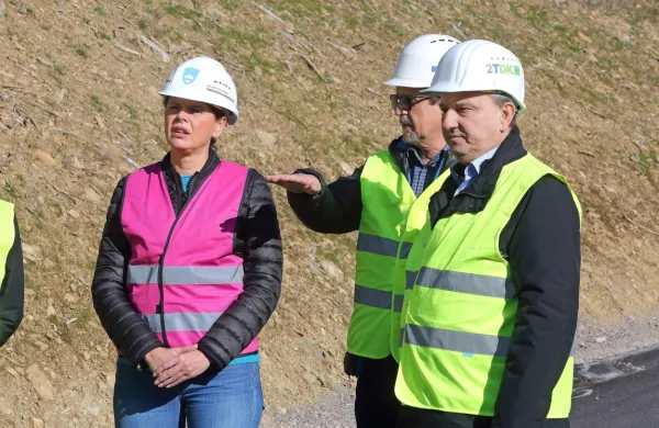 Namera najverjetnejše bodoče vladne koalicije, ki je v koalicijski 
pogodbi predvidela proučitev možnosti prenosa družbe 2TDK in 
gradnje drugega tira na Slovenske železnice (SŽ), je po mnenju 
ministrice za infrastrukturo, ki opravlja tekoče posle, Alenke 
Bratušek nenavadna.