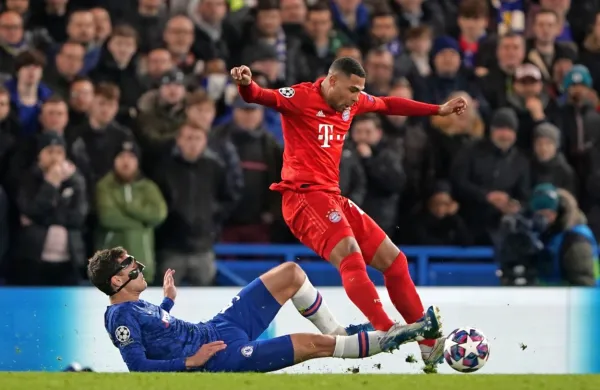 Član Bayerna Serg Gnabry (v rdečem dresu) je v ligi prvakov  
torpediral oba londonska kluba. 