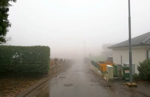 Krajani Ocizle niso dovolili, da bi težki tovornjaki do gradbišča 
drugega tira vozili skozi po ozki cesti skozi vas.