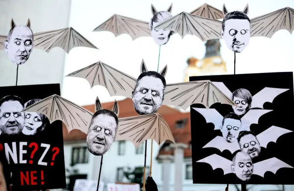Udeleženci shoda v sredi&scaron;ču Ljubljane pozivajo SMC in Desus k premisleku