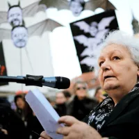 Udeleženci shoda v sredi&scaron;ču Ljubljane pozivajo SMC in Desus k premisleku
