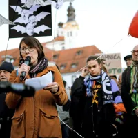 Udeleženci shoda v sredi&scaron;ču Ljubljane pozivajo SMC in Desus k premisleku