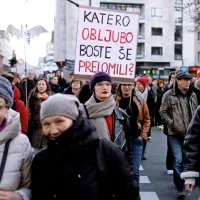 Udeleženci shoda v sredi&scaron;ču Ljubljane pozivajo SMC in Desus k premisleku