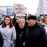 Udeleženci shoda v sredi&scaron;ču Ljubljane pozivajo SMC in Desus k premisleku