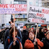 Udeleženci shoda v sredi&scaron;ču Ljubljane pozivajo SMC in Desus k premisleku