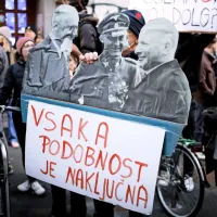 Udeleženci shoda v sredi&scaron;ču Ljubljane pozivajo SMC in Desus k premisleku