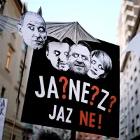 Udeleženci shoda v sredi&scaron;ču Ljubljane pozivajo SMC in Desus k premisleku
