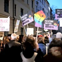 Udeleženci shoda v sredi&scaron;ču Ljubljane pozivajo SMC in Desus k premisleku