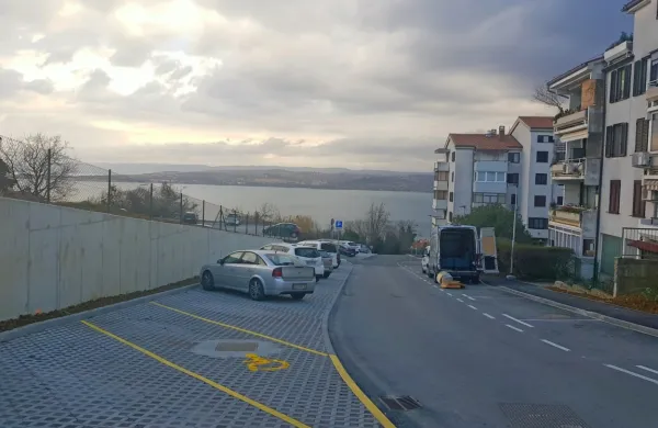 Na Kozlovičevi ulici 68 novih parkirnih mest