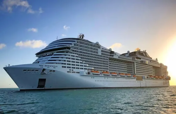 Na  potniški ladji za križarjenje MSC Meraviglia, ki se je ustavila na 
mehiškem otoku Cozumel zaradi suma okužbe z novim koronavirusom, je tudi deset Slovencev.