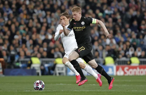Cityjev Kevin de Bruyne je bil po ocenah najboljši posameznik 
doslej najtraktivnejše tekme osmine finala, kjer je Zinedine Zidan 
kot trener izgubil sploh prvo tekmo z Realom v ligi prvakov. 