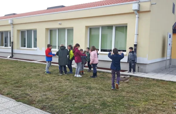 Podružnično šolo v Senožečah letos, ko praznuje 30 let, obiskuje 
53 učencev.