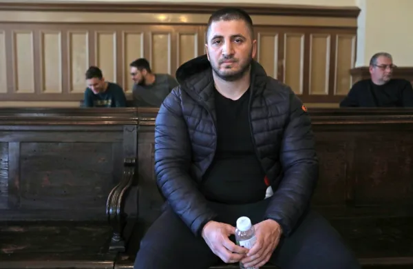 Mehmed Mahmutović je v koprskem zaporu pred leti z nožem zabodel sojetnika in porezal drugega. 