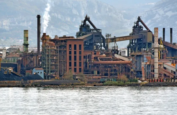 Vsi redno zaposleni v škedenjski železarni bodo  od 1. aprila letos 
do 31. marca 2022 izmenično na čakanju, določa dogovor.