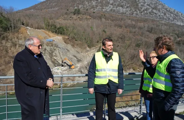 Župana Rodolfo Ziberna (levo) in Klemen Miklavič (na sredini) sta  obiskala gradbišče brvi.