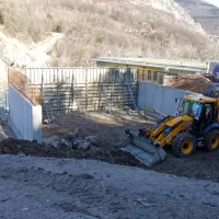 Ob glavni stavbi kajak centra bo eden od  dveh stebrov brvi.  