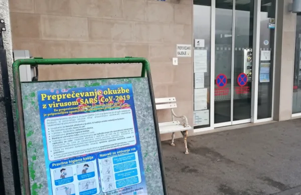 Občina je po mestu in drugih javnih krajih obesila plakate z 
informacijami o preventivnem delovanju glede koronavirusa. 