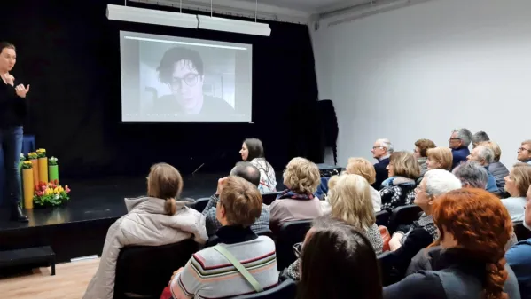  Polno dvorano Hiše kulture v Sv. Antonu je Gregor Božič nagovoril z videoposnetka. 