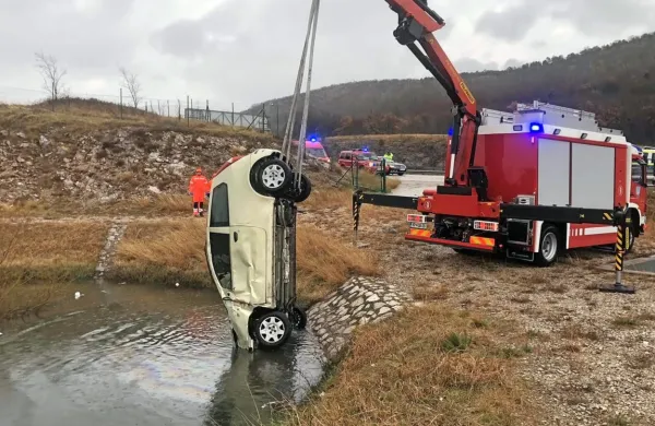 Z avtom v ograjo avtoceste in v jezerce, voznik umrl