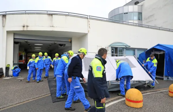 Pred prostori urgence v Gorici so pripadniki civilne zaščite 
postavili šotor za sprejem  morebitnih obolelih za koronavirusom. 