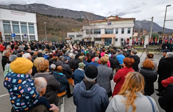 Slovesnost v Podnanosu je obiskala množica ljudi. 