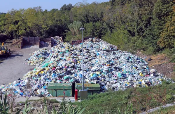 Neznanca v zbirnem centru odpadne embalaže v Dragonji