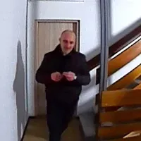 Nova taktika vlomilcev - vrata in podboj povežejo z nitko