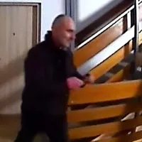 Nova taktika vlomilcev - vrata in podboj povežejo z nitko