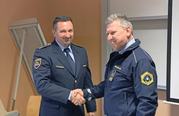 Direktor Policijske uprave Koper Igor Ciperle (desno) je novemu 
komandirju PP Izola Ensadu Nadareviču  zaželel veliko uspehov pri 
delu.