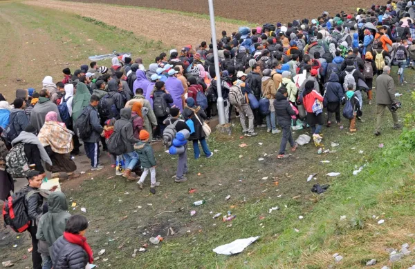  Hrvaška bo razmislila o napotitvi vojakov v pomoč policistom pri 
varovanju hrvaške in zunanje meje Evropske unije, če se bo 
migrantska kriza zaostrila, potem ko je Turčija odprla svoje meje. 
Fotografija je simbolična. 