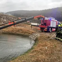 Umrl v bazenu ob avtocesti