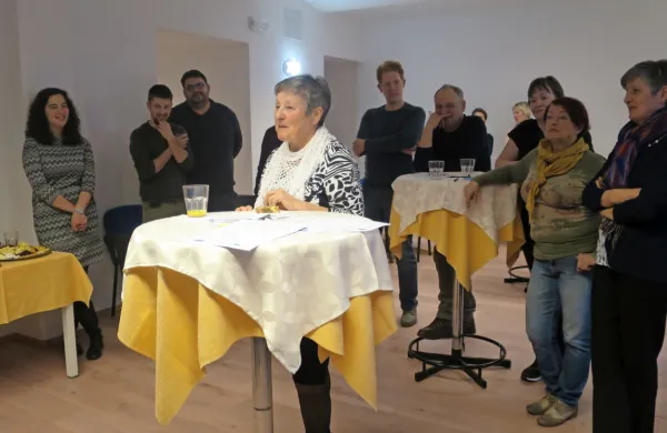 Dnevna soba pr'Golitu je za vse občane odprt in opremljen prostor 
za družabnost. 