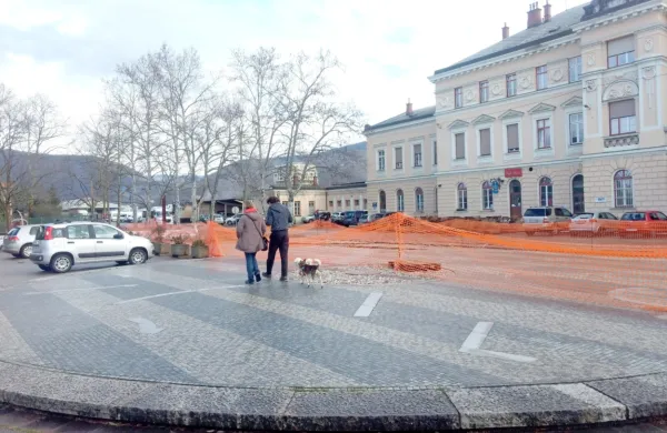 Natečaj je objavljen, v tem času pa trg že delno urejajo. Parkiranja 
ne bo več, tam bo cona umirjenega prometa. 
