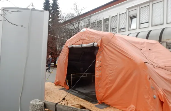 Okužene iz Bovca, Kobarida in Tolmina bodo testirali tudi v 
Tolminu, ob osrednji zgradbi tamkajšnjega zdravstvenega doma.