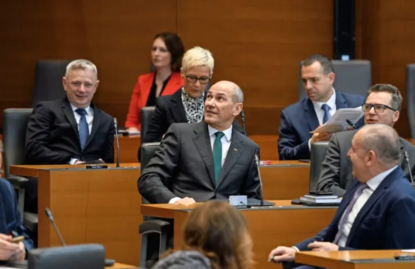 Predsednik SDS Janez Janša je v državnem zboru na tajnem 
glasovanju dobil mandat za sestavo nove vlade.