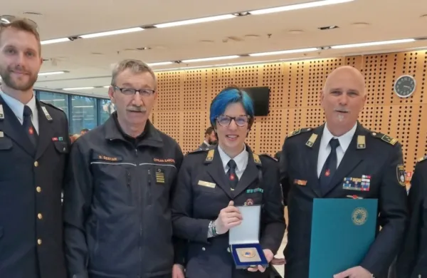 Predstavniki    Obalne  gasilske zveze  Koper  so se s plaketo ponosno 
fotografirali s poveljnikom civilne zaščite Srečkom Šestanom 
(drugi z leve, Miran Gregorič drugi z desne).