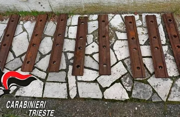 Iz skladišča je odnašal  tirne spojke. 